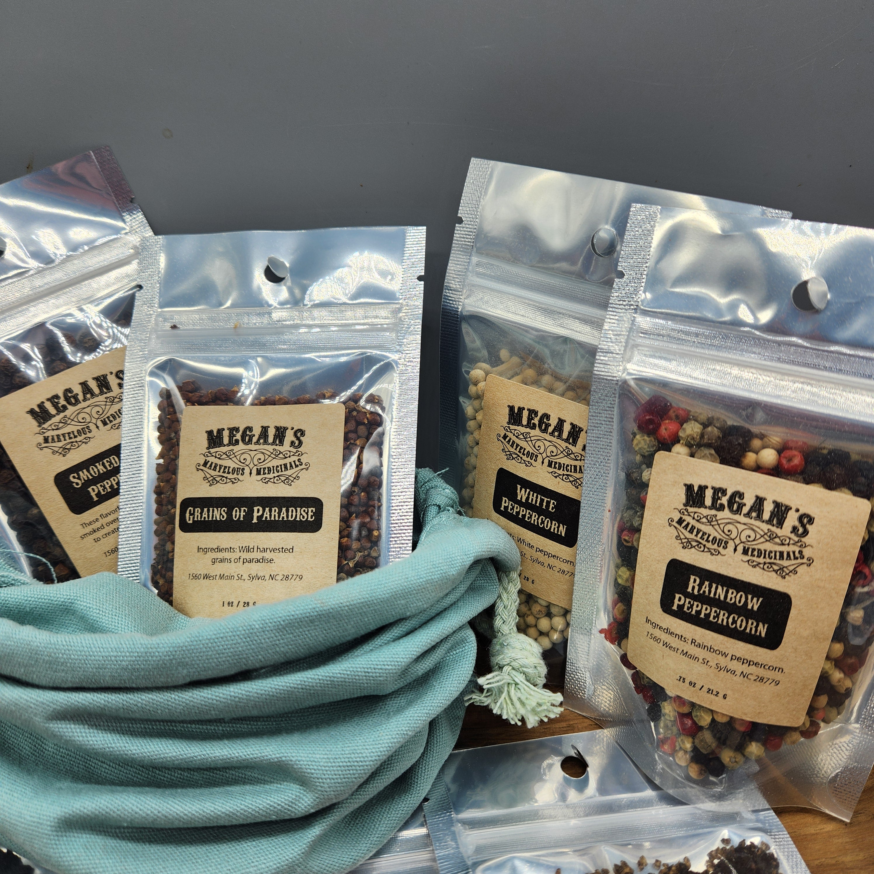 Gourmet Salt & Pepper Set – Smoked Peppercorns, Artisan Sea Salts and Grains of Paradise – Culinary Gift