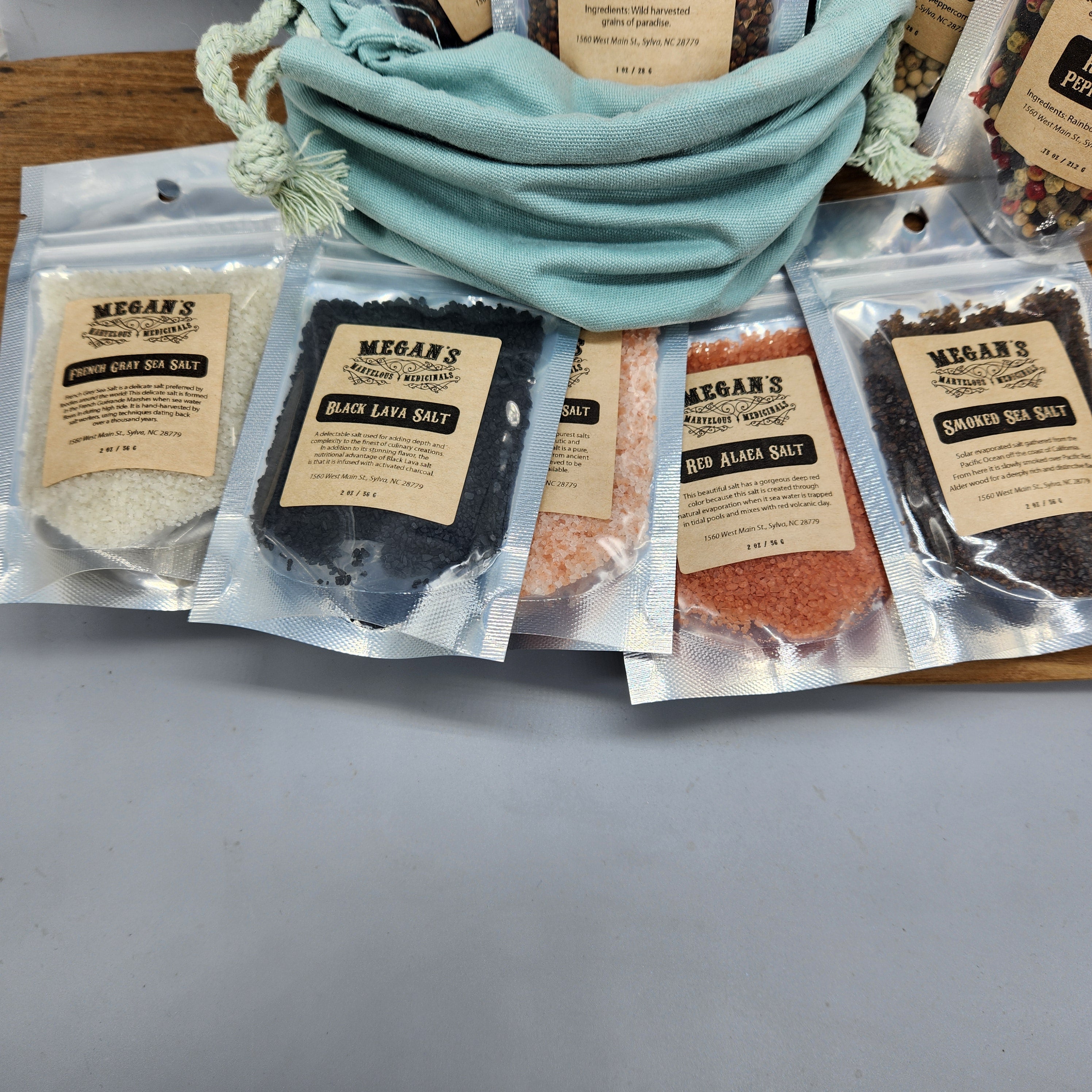 Gourmet Salt & Pepper Set – Smoked Peppercorns, Artisan Sea Salts and Grains of Paradise – Culinary Gift